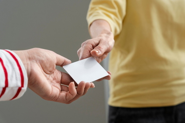 Infokarte (persönlich übergeben durch einen Berater oder eine andere Person)
