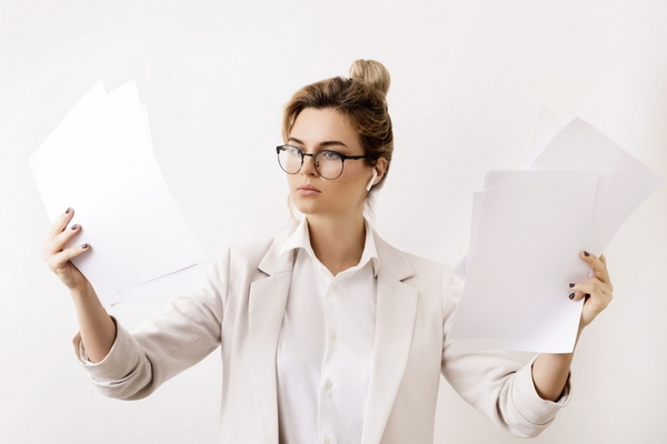 Einen Servicefolder zu Themen aus der Existenz-Sicherung und Vorsorgeplanung bekommen