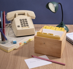 Telefon mit Telefonbuch und Nummernregister alphabetisch aus früheren Zeiten
